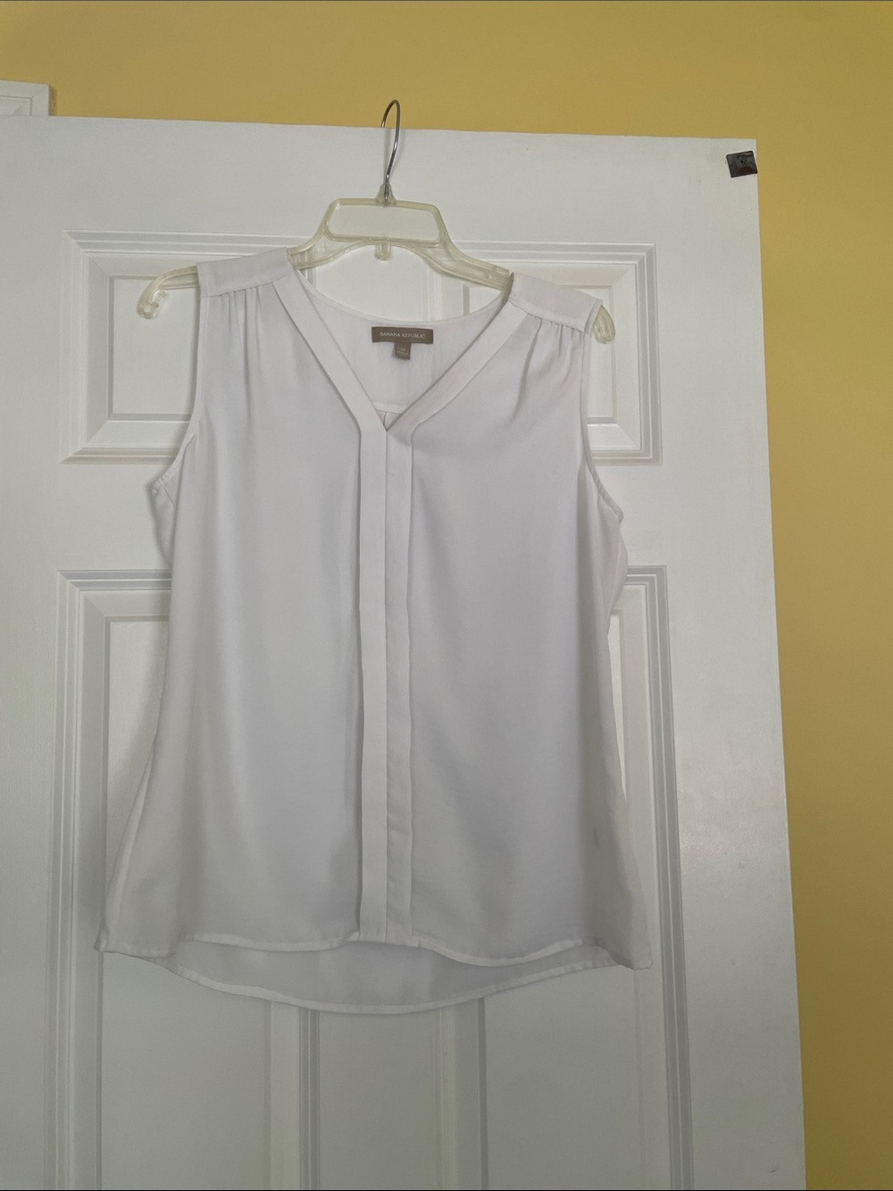 Banana Republic White Sleeveless V-Neck Blouse